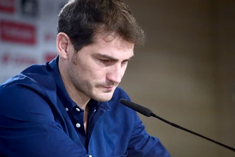 Casillas không cầm được nước mắt trong buổi họp báo chia tay Real Madrid. (Ảnh: AFP)