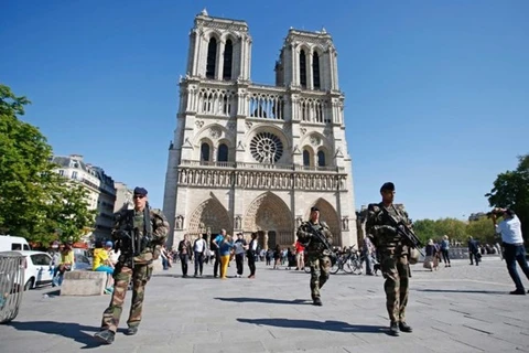 Lực lượng an ninh tuần tra trên đường phố Paris. (Ảnh: Reuters)