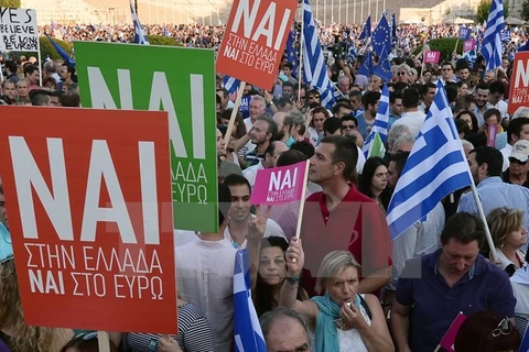 Hàng chục nghìn người tuần hành ủng hộ kế hoạch kinh tế khắc khổ tại Athens. (Nguồn: AFP/TTXVN)