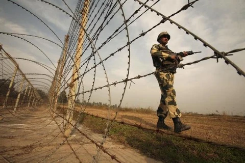 Một lính biên phòng Ấn Độ tuần tra trên biên giới với Pakistan. (Ảnh: Reuters) 