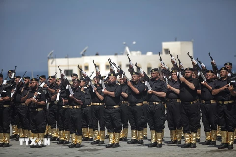 Các học viên Lực lượng an ninh thuộc Phong trào Hamas tại buổi lễ tốt nghiệp khóa huấn luyện ở Dải Gaza. (Ảnh: THX/TTXVN)