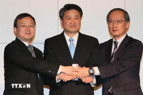 Đại diện ba nước tại bàn đàm phán hôm 12/5 tại Seoul. (Ảnh: Yonhap/AFP)