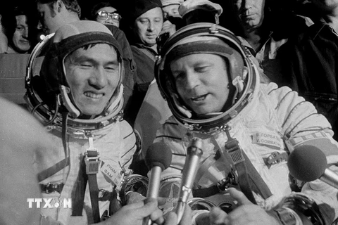 Ngày 31/7/1980, sau 1 tuần bay trên vũ trụ, 2 nhà du hành vũ trụ đã trở về trái đất an toàn. (Ảnh: Quang Thành/TTXVN)