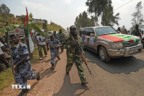 Binh sỹ Burundi bắt giữ 170 nghi can khủng bố trong chiến dịch tại Bukinanyana nhằm đảm bảo an ninh cho cuộc bầu cử Tổng thống. (Ảnh: AFP/TTXVN)