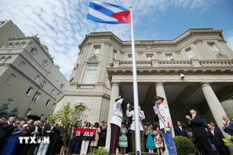 Lễ thượng cờ Cuba tại Đại sứ quán Cuba ở thủ đô Washington (Mỹ) ngày 20/7. (Ảnh: AFP/ TTXVN)