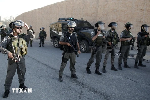 Lực lượng an ninh Israel làm nhiệm vụ trong khi người dân Palestine biểu tình tại làng Al-Zaim ngày 6/5. (Ảnh: AFP/TTXVN)