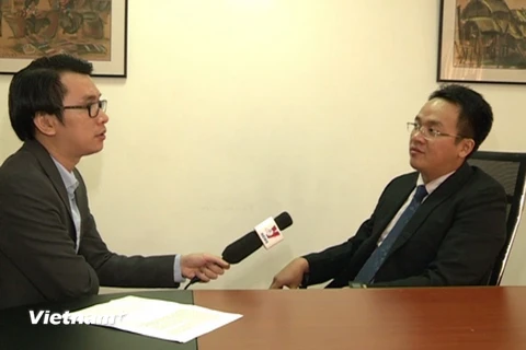 Bí thư thứ hai phụ trách lãnh sự Nguyễn Công Huân trả lời phỏng vấn. (Ảnh: Việt Hải, Lê Hải/Vietnam+)