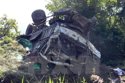 Quảng Nam: Xe tải mất phanh lao xuống vực, ba người thương vong