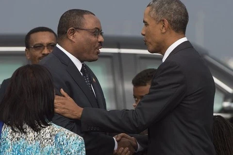 Thủ tướng Ethiopia Hailemariam Desalegn (trái) tiếp đón Tổng thống Mỹ Barack Obama ở sân bay. (Nguồn: Getty)