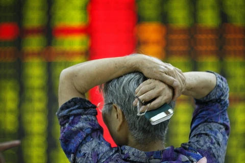 Một nhà đầu tư quan sát biến động của thị trường chứng khoán Trung Quốc. (Ảnh: Getty Images)
