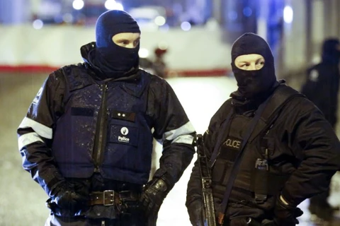 Cảnh sát Bỉ trong một cuộc truy quét các thành viên IS hoạt động tại quốc gia này. (Ảnh: CNN)