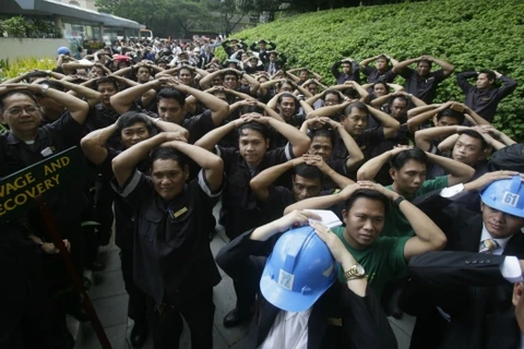 Người dân Philippines tham gia vào cuộc diễn tập phòng chống động đất. (Ảnh: AP)