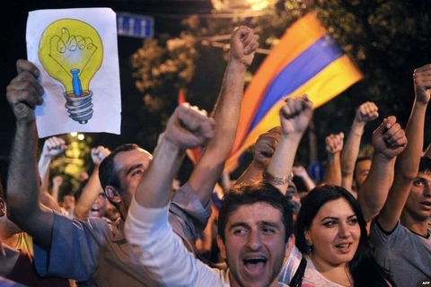 Người dân Armenia xuống đường biểu tình, phản đối công ty Mạng điện Armenia. (Ảnh: AFP)