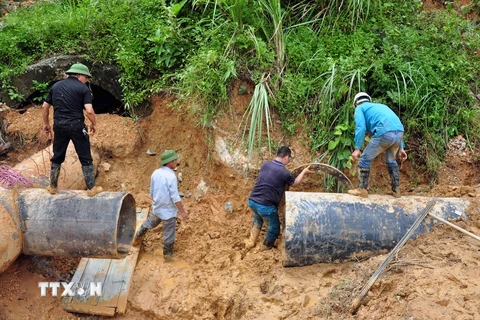Tỉnh Quảng Ninh đang khẩn trương thi công đường ống dẫn nước sạch mới, nhằm khắc phục sự cố đứt gãy đường ống dẫn nước của Nhà máy nước Diễn Vọng. (Ảnh: Nguyễn Hoàng/TTXVN)