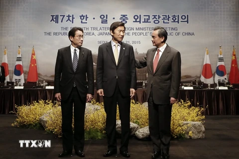 Cuộc gặp ba bên giữa Ngoại trưởng Hàn Quốc-Trung Quốc-Nhật Bản ngày 21/3/2015. (Ảnh: AFP/TTXVN)