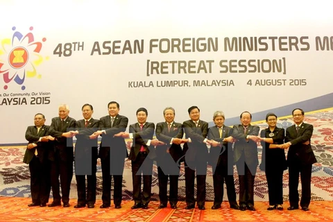 Tổng Thư ký ASEAN Lê Lương Minh (ngoài cùng bên phải) và các trưởng đoàn chụp ảnh chung tại Phiên họp hẹp AMM 48. (Ảnh: Kim Dung/TTXVN)