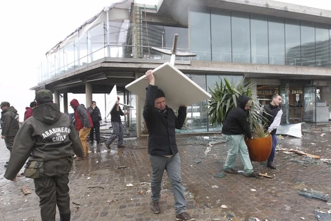 Người dân Chile khắc phục hậu quả sau khi cơn bão đi qua. (Ảnh: Reuters)