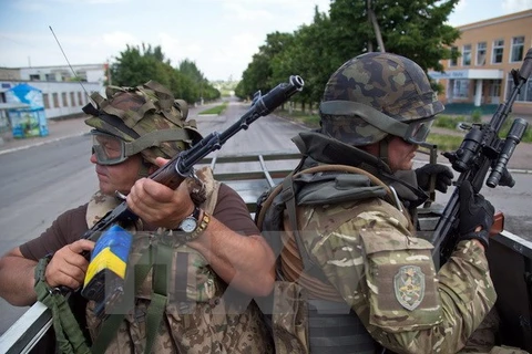 Binh sỹ Ukraine tuần tra tại thành phố miền đông Mariinka ngày 5/6. (Nguồn: AFP/TTXVN)