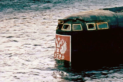 Phấn tháp quan sát của tàu ngầm Kursk nhô lên khỏi mặt nước trong quá trình trục vớt ngày 23/10/2001. (Reuters)