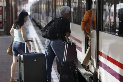 Người dân sử dụng tàu hỏa ở thủ đô Madrid (Tây Ban Nha). (Ảnh: EFE)