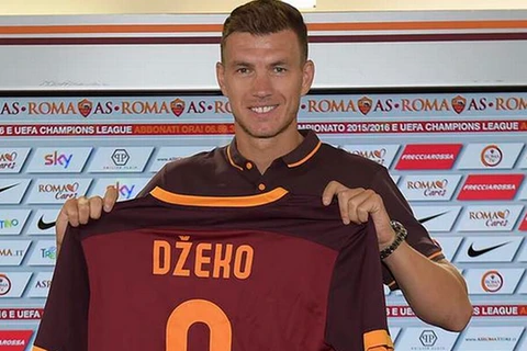 Edin Dzeko chính thức gia nhập Roma bằng hợp đồng cho mượn kèm điều kiện mua đứt. (Ảnh: Twitter/ASRoma)