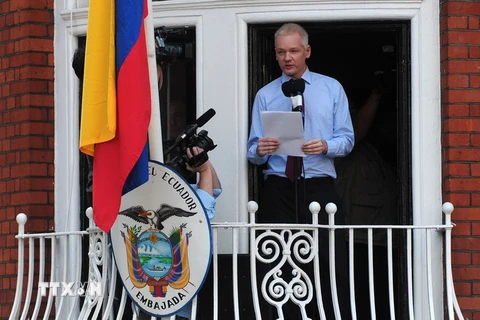 Nhà sáng lập WikiLeaks Julian Assange trong cuộc họp báo tại Đại sứ quán Ecuador ở London (Anh) ngày 19/8/2012. (Nguồn: AFP/ TTXVN)