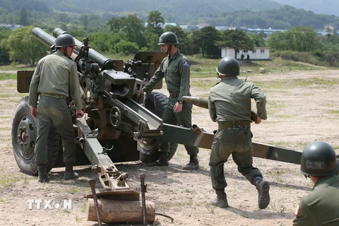 Binh sỹ đơn vị pháo binh Hàn Quốc trong cuộc tập trận bắn đạn thật tại thành phố biên giới Cherwon, phía bắc thủ đô Seoul ngày 24/6. (Ảnh: YONHAP/TTXVN)