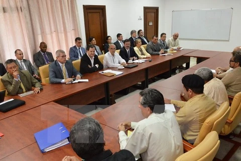 Phái đoàn FARC (trái) và đại diện Chính phủ Colombia tại cuộc họp của Tiểu ban kỹ thuật, một phần trong tiến trình đàm phán ở La Habana ngày 5/3. (Nguồn: AFP/TTXVN)