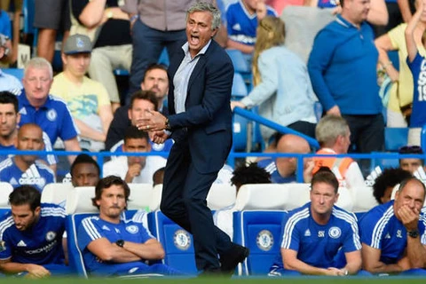 Mourinho nổi điên khi bác sỹ Eva Carneiro lao vào sân khi trận đấu Chelsea - Swansea sắp kết thúc. (Ảnh: Getty)