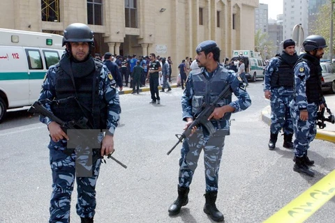 Lực lượng an ninh Kuwait gác ngoài nhà thờ Al-Imam al-Sadeq sau một vụ đánh bom. (Nguồn: AFP/TTXVN)