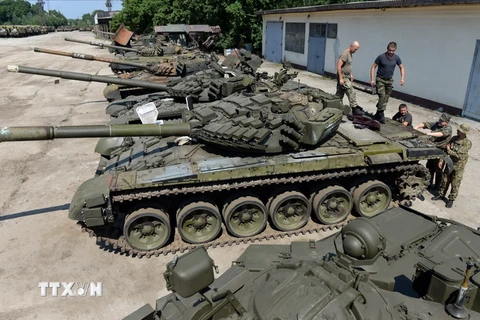Quân nhân Ukraine kiểm tra các xe tăng T-72 tại thành phố miền tây Lviv ngày 7/8. (Ảnh: AFP/ TTXVN)