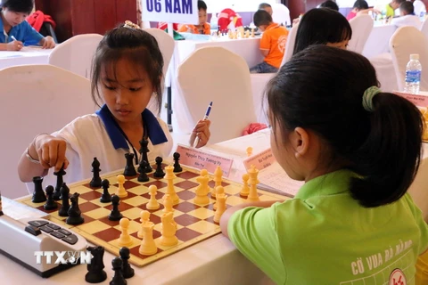 Các thí sinh tranh tài tại Giải cờ vua trẻ xuất sắc toàn quốc năm 2015. (Ảnh: Thu Hiền/TTXVN)