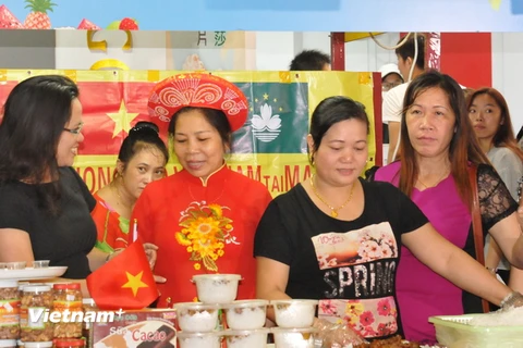 Phó Tổng Lãnh sư Vũ Chi Mai trao đổi cùng bà con lao động Việt Nam tại Ma Cao (Trung Quốc). (Ảnh: Hà Ngọc-Đức Nam/Vietnam+)
