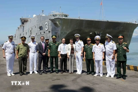 Sỹ quan đội tàu Hoa Kỳ và đại diện lãnh đạo thành phố Đà Nẵng tại lễ đón ở cảng Tiên Sa. (Ảnh: Lê Lâm/TTXVN) 