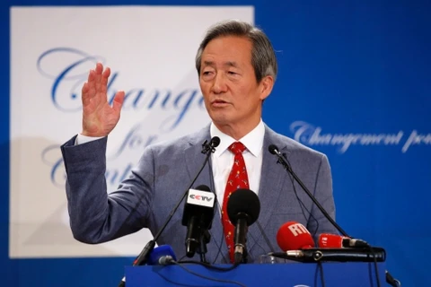 Tỷ phú người Hàn Quốc Chung Mong-Joon trong cuộc họp báo tại Paris vừa qua. (Nguồn: AP)