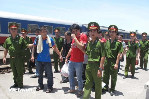 Di lý 14 đối tượng có lệnh truy nã về đến ga Thanh Hóa. (Ảnh: Duy Hưng/Vietnam+)