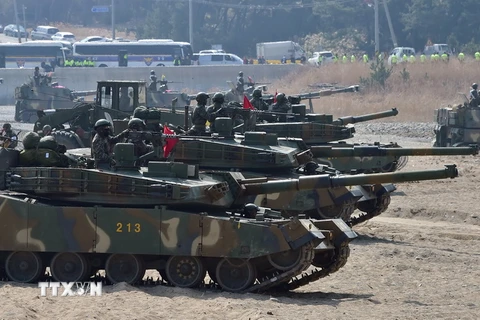 Xe tăng quân đội Hàn Quốc tham gia cuộc tập trận đổ bộ chung Mỹ - Hàn ở cảng miền đông nam Pohang ngày 30/3. (Ảnh: Yonhap/TTXVN) 