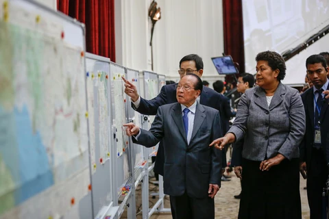 Bộ trưởng Ngoại giao và Hợp tác quốc tế Campuchia Hor Namhong tiếp nhận bản đồ từ Quyền Chủ tịch Thư viện Liên hợp quốc Mereani Keleti Vakasika ngày 20/8. (Ảnh: The Cambodia Daily)