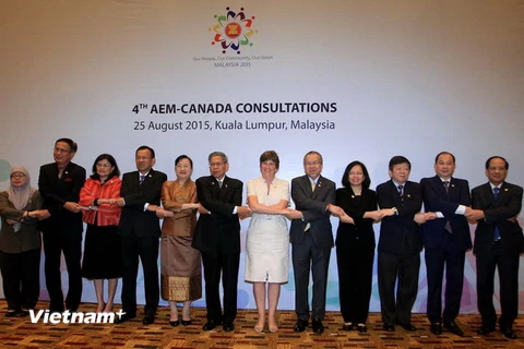 Các Bộ trưởng Kinh tế ASEAN và Bộ trưởng Thương mại quốc tế Canada (giữa, váy trắng). (Ảnh: Kim Dung/Vietnam+)