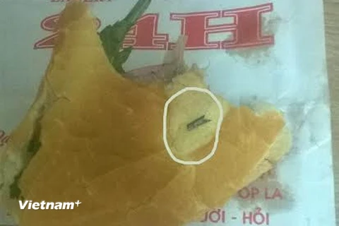 Chiếc bánh mì có dao lam mà bà Nguyễn Thị Bích Hương ăn phải. (Ảnh: Đặng Tuấn/Vietnam+)