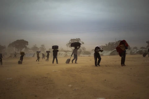 Người dân đi qua biên giới Ai Cập-Libya 1/8/2015. (Ảnh: AP)