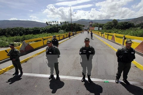 Binh sỹ Venezuela gác tại cửa khẩu biên giới với Colombia ngày 20/8. (Nguồn: AFP/TTXVN)
