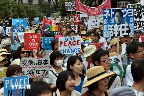  Thanh niên Nhật Bản tham gia biểu tình ở Tokyo ngày 23/8. (Ảnh: AFP/TTXVN)
