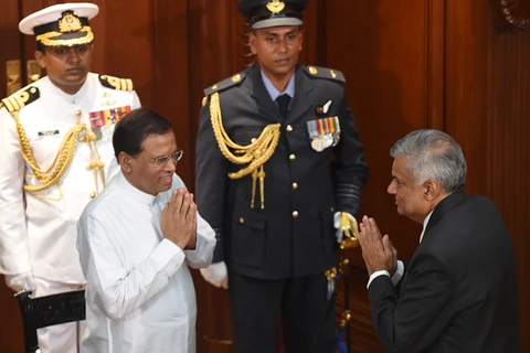 Tổng thống Sri Lanka Maithripala Sirisena (trái) và Tân Thủ tướng Ranil Wickremesinghe. (Ảnh: thewire.in)