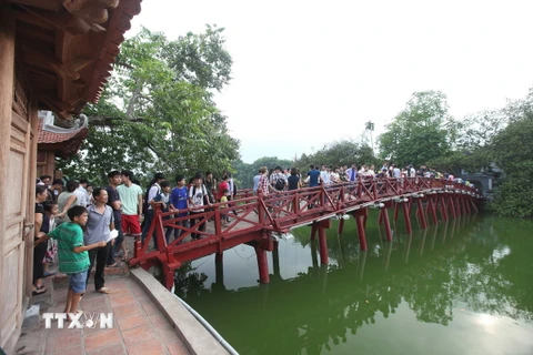 Người dân Thủ đô Hà Nội đi chơi tại khu vực hồ Hoàn Kiếm trong ngày Quốc khánh. (Ảnh: Anh Tuấn/TTXVN)