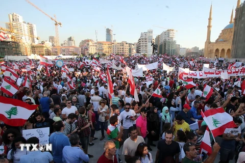 Hàng nghìn người từ khắp Liban đổ về ở trung tâm thủ đô Beirut để tham gia cuộc biểu tình. (Ảnh: AFP/TTXVN)