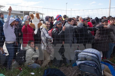 Người di cư chờ tới Đức tại khu vực cửa khẩu Hegyeshalom, khu vực biên giới Áo-Hungary ngày 6/9. (Nguồn: THX/TTXVN)
