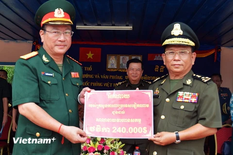 Đại tá Nguyễn Anh Dũng, Tùy viên Quốc phòng Việt Nam tại Campuchia ( trái) và Đại tướng Đại tướng Eth Sarath chủ trì lễ khởi công. (Ảnh: Xuân Khu/Vietnam+)