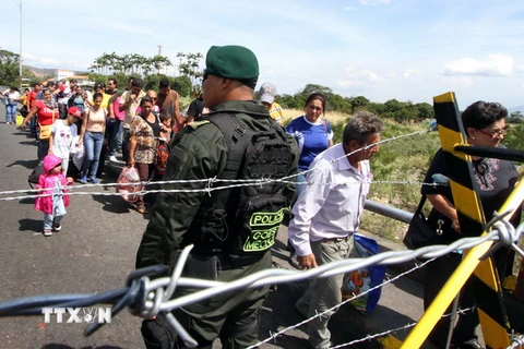 Binh sỹ gác tại cửa khẩu biên giới Venezuela-Colombia ở San Antonio de Tachira ngày 25/8. (AFP/TTXVN)