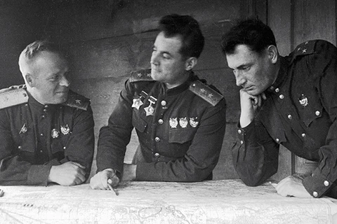 Tướng Ivan Chernyakhovsky (giữa). (Ảnh: RIA Novosti)